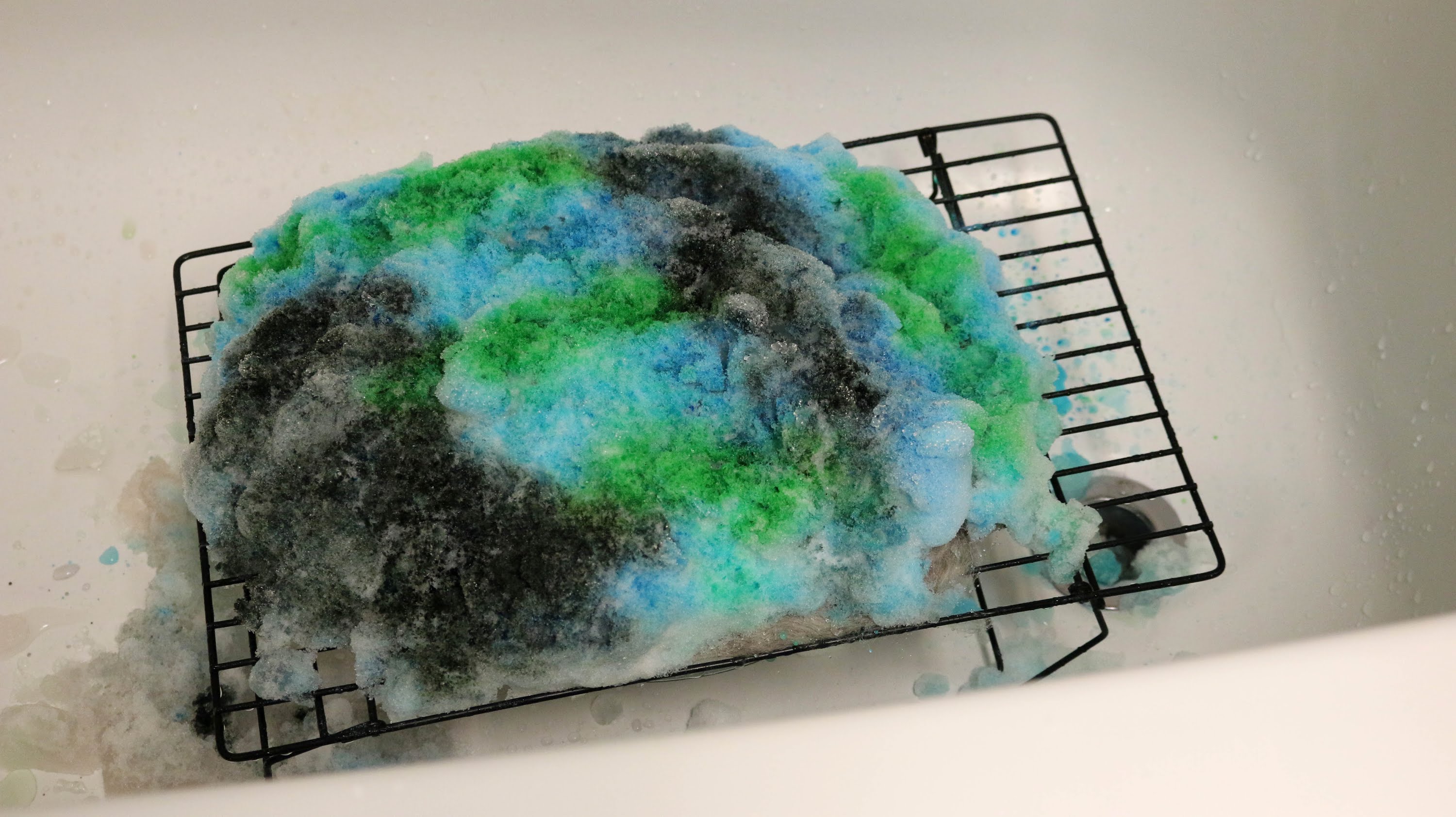 Snow Dyeing Wool Roving with KoolAid — All Natural Dyeing